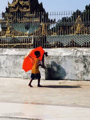 Umbrella boy - Pagode Shwedagon